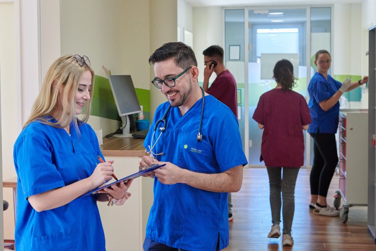 Onboarding in der Kinderarztpraxis – wie neue MFAs Wissen sichern und das Team entlasten